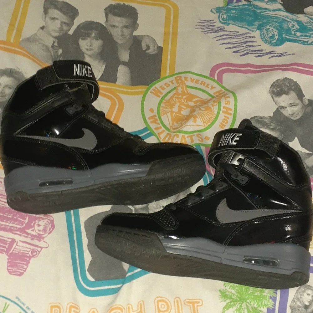 Retro Nostalgic Nike Black High-Top Sneakers - Picture 3 of 13